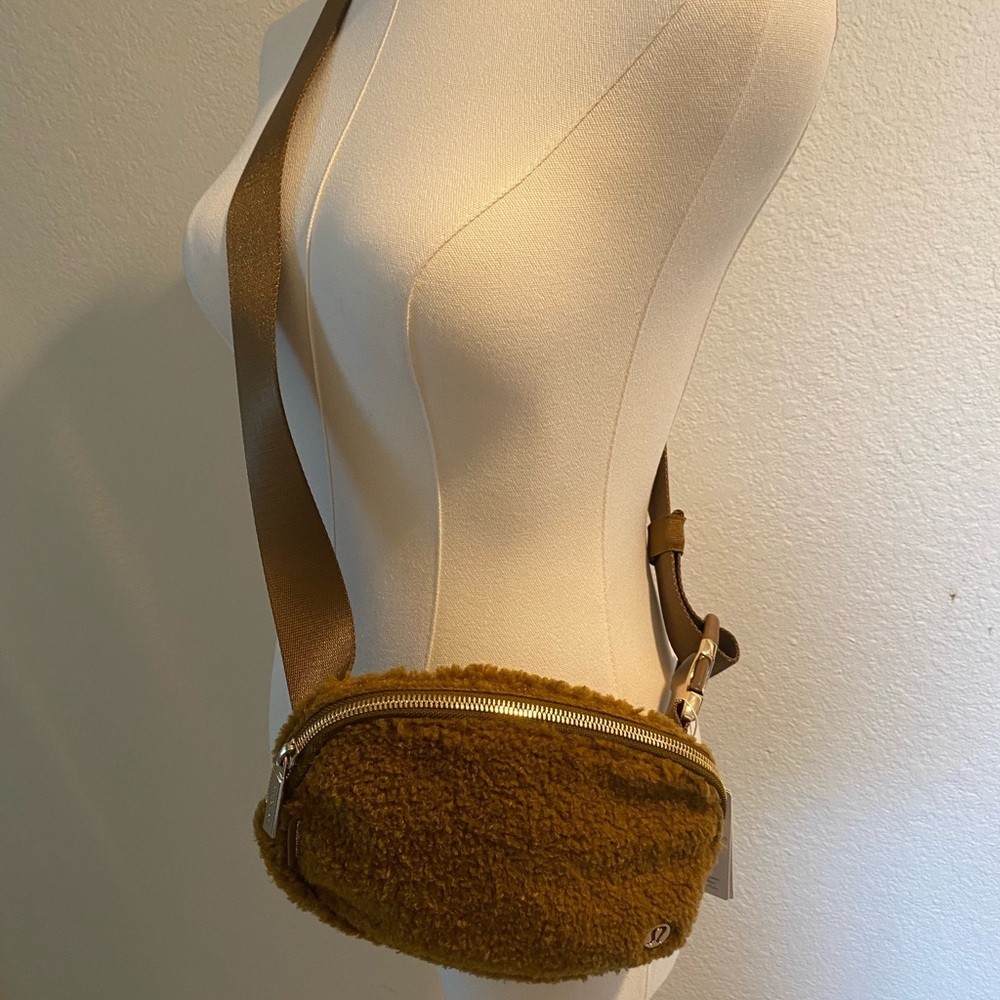 Lululemon everywhere belt bag Sherpa\fleece in camel : tan : brown - Picture 9 of 14